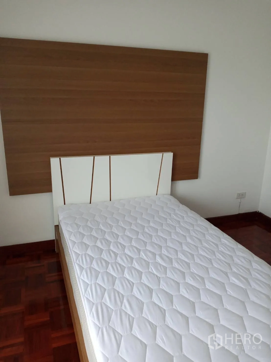 房间 出租在Watthana, Bangkok - 次卧配单人床、木质床头与抛光木地板。