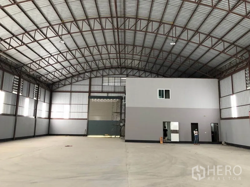 工厂 出租或出售在Bang Len, Nakhon Pathom - 仓库大厅，超高卷闸门与内部办公室盒体，混凝土地面