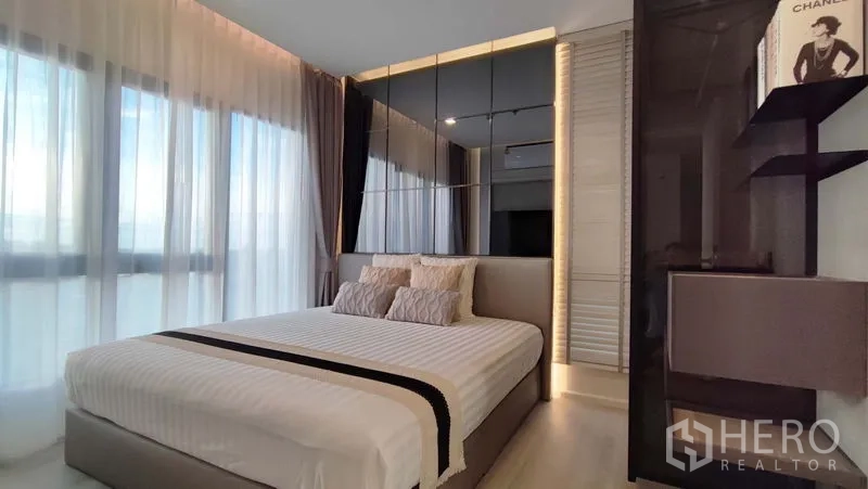 คอนโด ให้เช่าในBang Kho Laem, Bangkok - ห้องนอนหลัก เตียงคิง ผนังหัวเตียงกระจก และหน้าต่างบานใหญ่พร้อมม่านทึบ