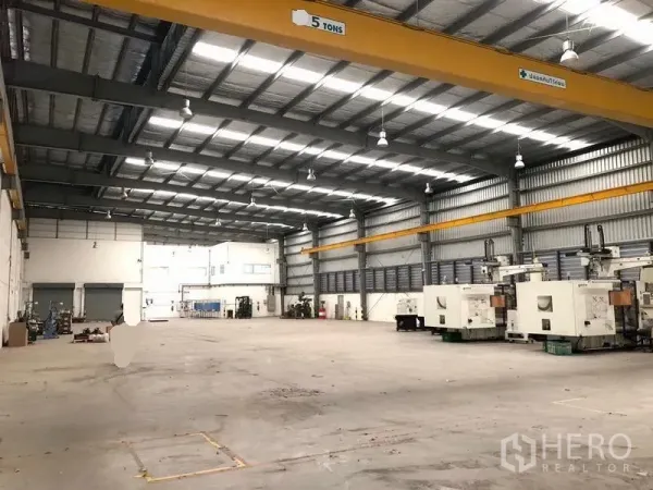 Factory for rent in Bang Sao Thong, Samut Prakan - Spacious production hall with high steel roof, skylights and a 5‑ton overhead crane.