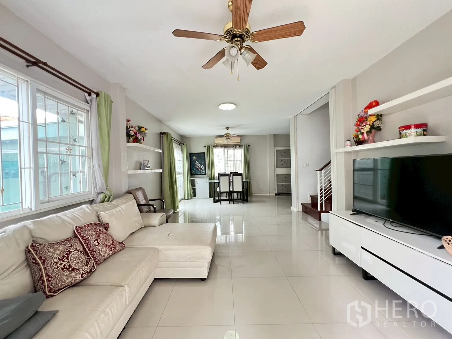 บ้าน ขายในMin Buri, Bangkok - ห้องนั่งเล่นสว่างโล่ง โซฟาสีขาว เชื่อมต่อส่วนรับประทานอาหาร