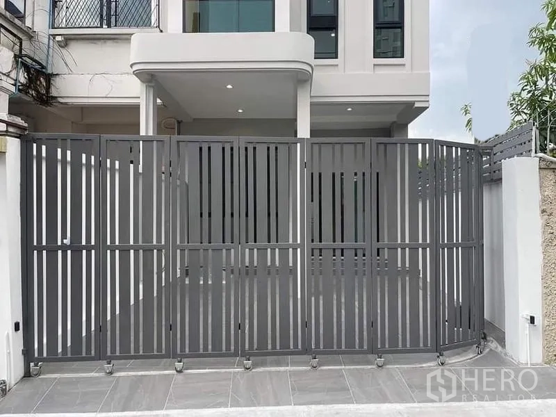 ทาวน์เฮาส์ ขายในWatthana, Bangkok - ประตูรั้วเหล็กแบบพับเลื่อนได้และพื้นที่จอดรถในรั้วบ้าน