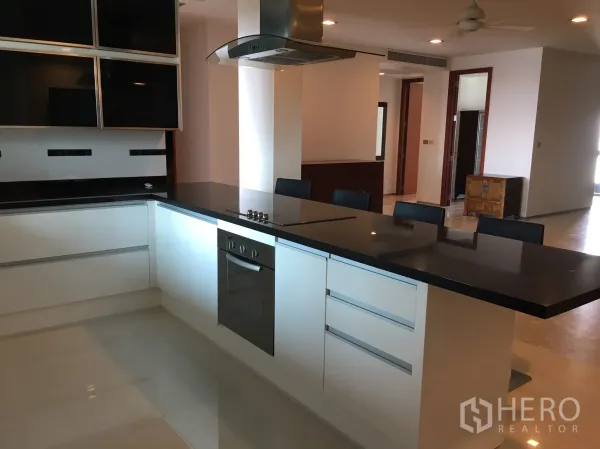 公寓 出租在Khlong Toei, Bangkok - 开放式厨房，黑色石材中岛台和嵌入式烤箱
