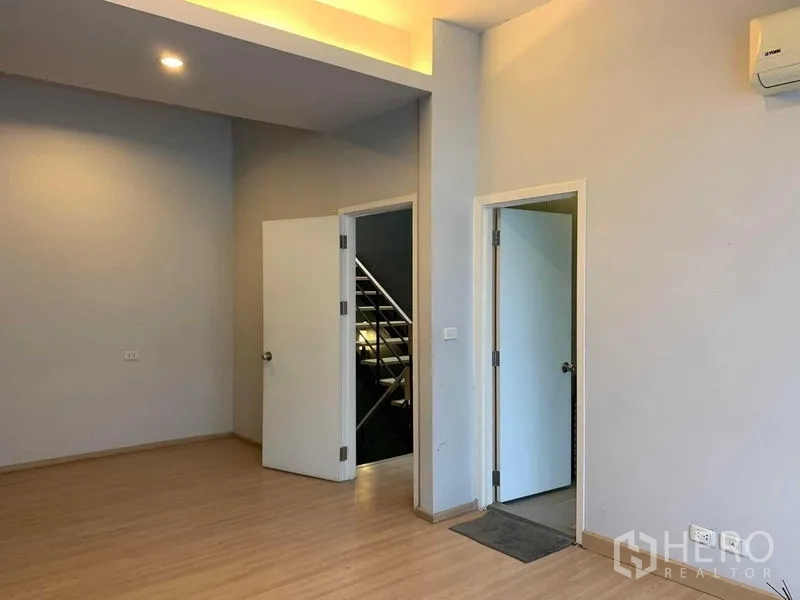 ทาวน์เฮาส์ ให้เช่าในKhan Na Yao, Bangkok - โถงชั้นบนมีประตูสองบาน เห็นบันไดโครงเหล็ก