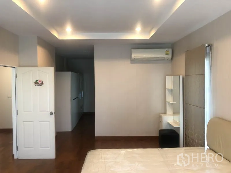 独立式住宅 出租或出售在Pak Kret, Nonthaburi - 宽敞主卧套间，嵌灯吊顶与更衣区