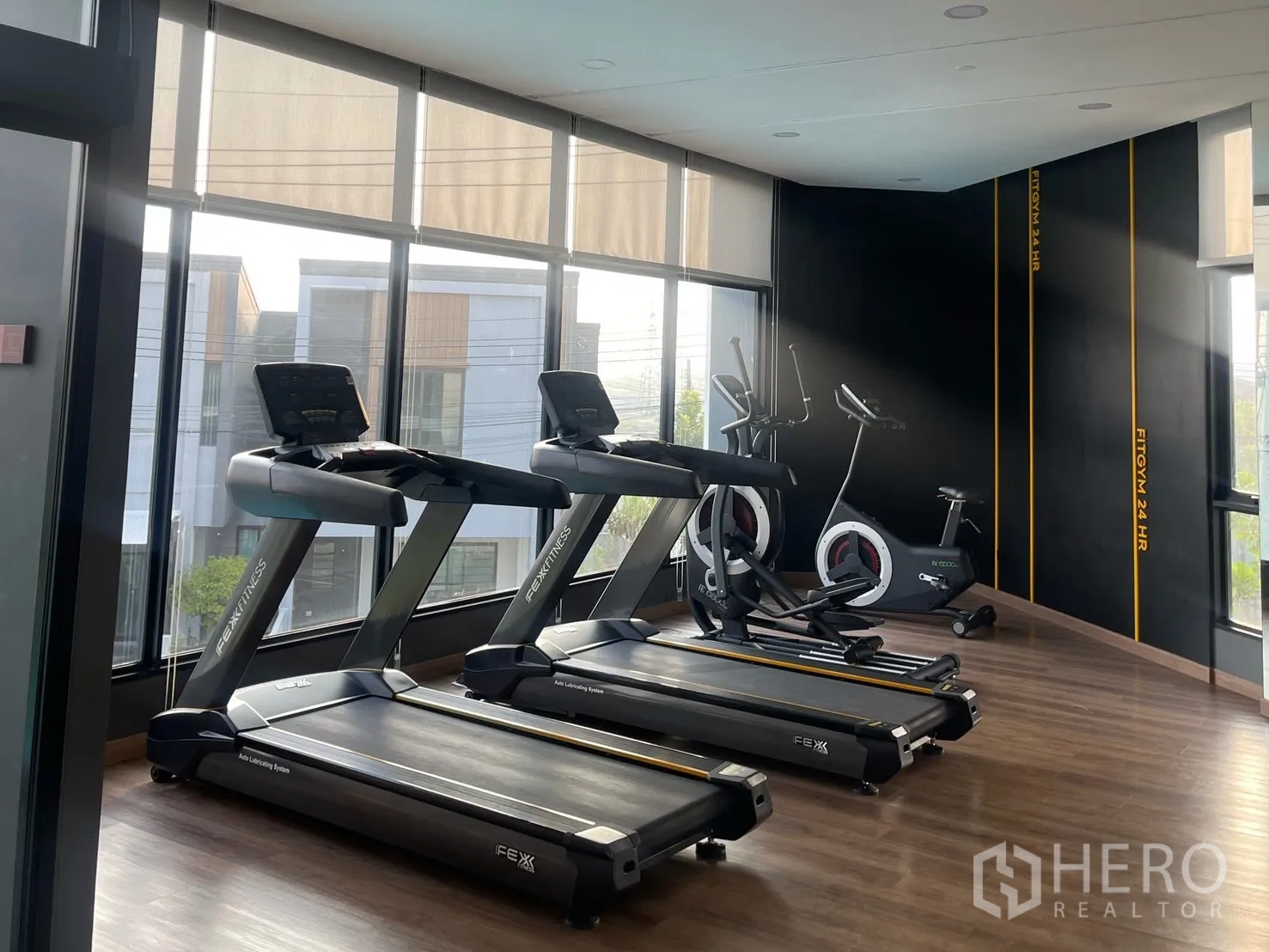 ทาวน์เฮาส์ for rent in Bang Phli, Samut Prakan - ห้องฟิตเนสส่วนกลางพร้อมลู่วิ่งและจักรยานออกกำลังกายข้างกระจกสูงจรดพื้น