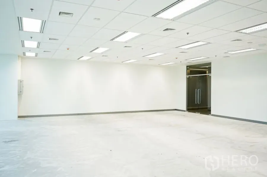 办公空间 出租在Bang Na, Bangkok - 开放工作区，白色墙面、格栅天花与玻璃双门入口