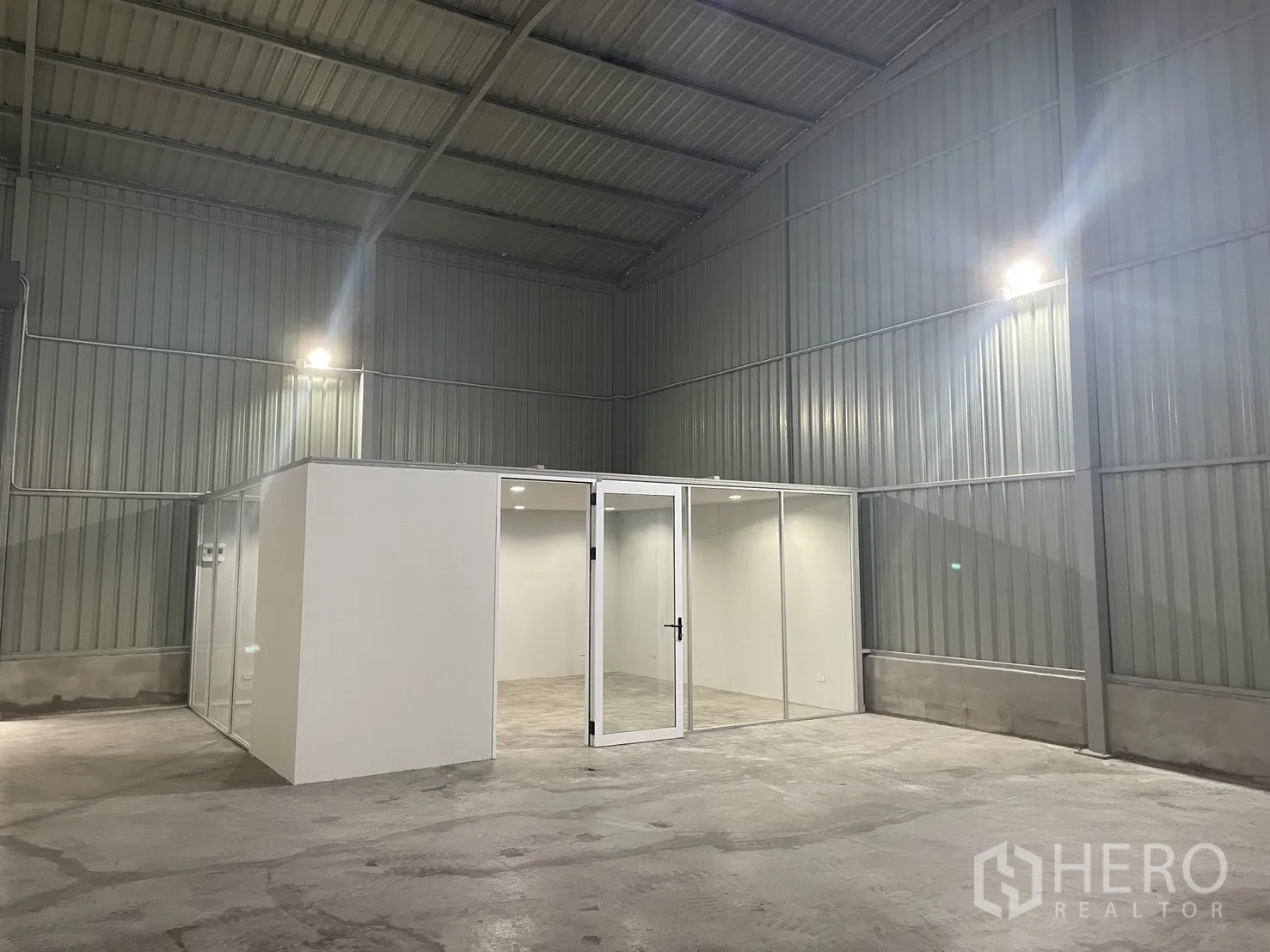 Factory for rent in Mueang Samut Prakan, Samut Prakan - Glass-partitioned internal office or clean room inside the factory with lighting.
