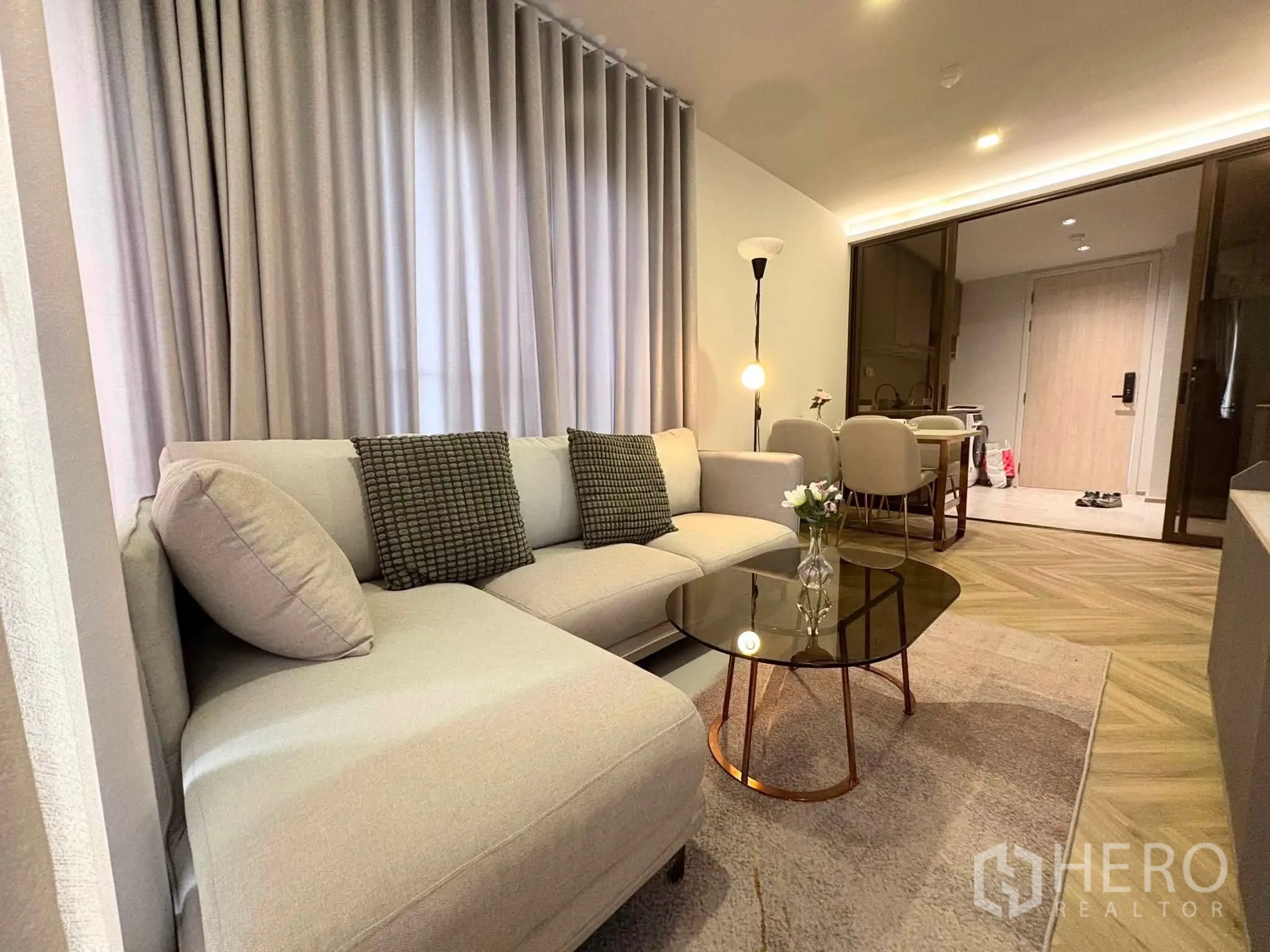 公寓 for rent in Watthana, Bangkok - 起居角配L型沙发、茶几与温暖照明。
