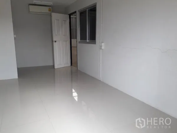 货栈 出租或出售在Khlong Luang, Pathum Thani - 带空调的办公室，白色地砖，可透视仓库。