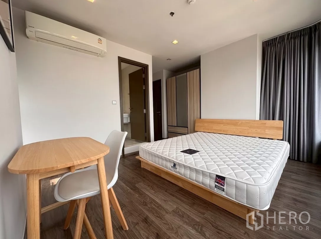 公寓 出租在Chatuchak, Bangkok - 主卧展示带卫浴入口、书桌与衣柜。