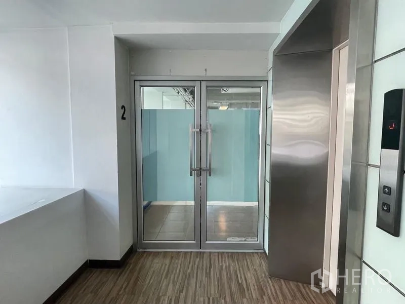 สำนักงาน ให้เช่าในRatchathewi, Bangkok - โถงลิฟต์พร้อมลิฟต์สแตนเลสและประตูกระจกบานคู่เข้าสู่ชั้นสำนักงาน