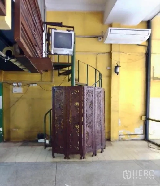 零售空间 出租在Ratchathewi, Bangkok - 室内螺旋楼梯、壁挂空调与木质屏风