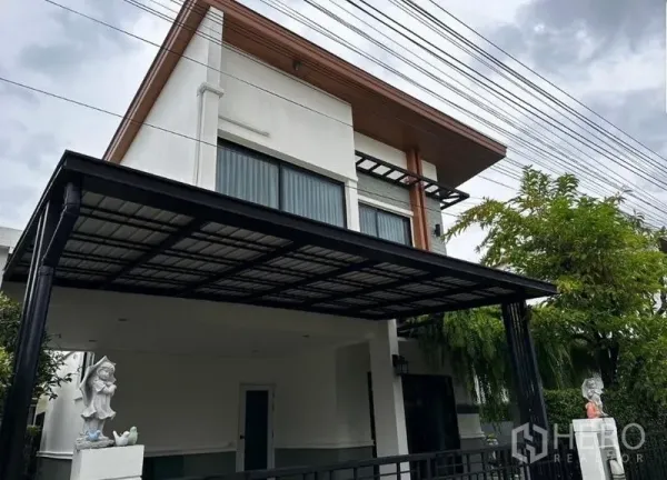 บ้าน ให้เช่าในPrawet, Bangkok - ภายนอกบ้านเดี่ยวสองชั้นพร้อมโรงจอดรถและหน้าต่างบานใหญ่ในเขตประเวศ