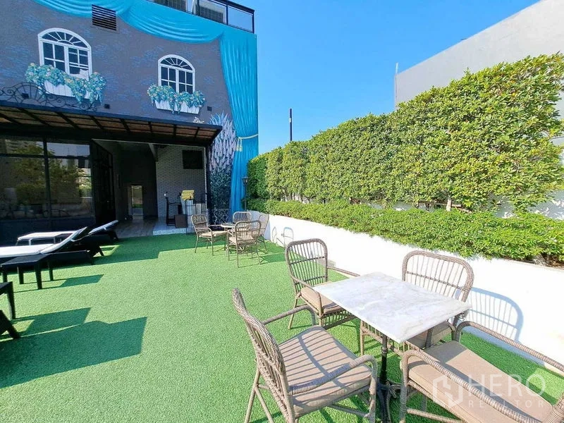 Retail Space for rent in Watthana, Bangkok - Outdoor garden terrace with rattan tables, chairs and green hedge on artificial turf.