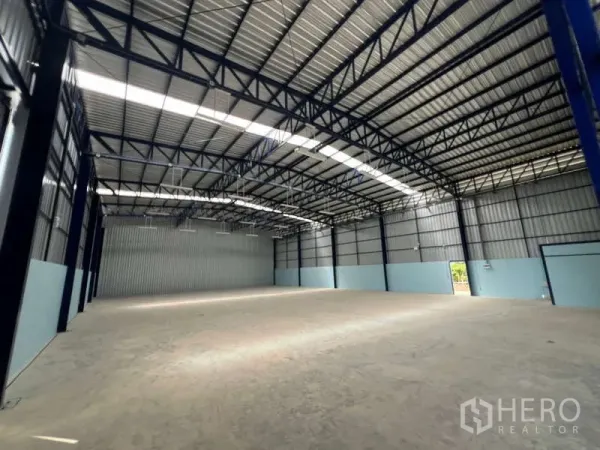 Warehouse for rent in Lat Krabang, Bangkok - Spacious new warehouse interior with high steel truss roof, skylights and smooth concrete floor.