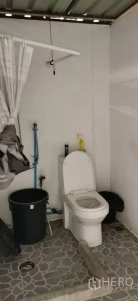 货栈 出租在Huai Khwang, Bangkok - 仓库内的简易卫生间，配坐便器与瓷砖地面。