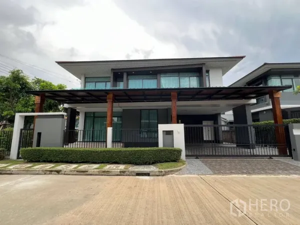 独立式住宅 出租在Bang Kapi, Bangkok - 当代风格正立面，围栏、绿篱与遮阳棚
