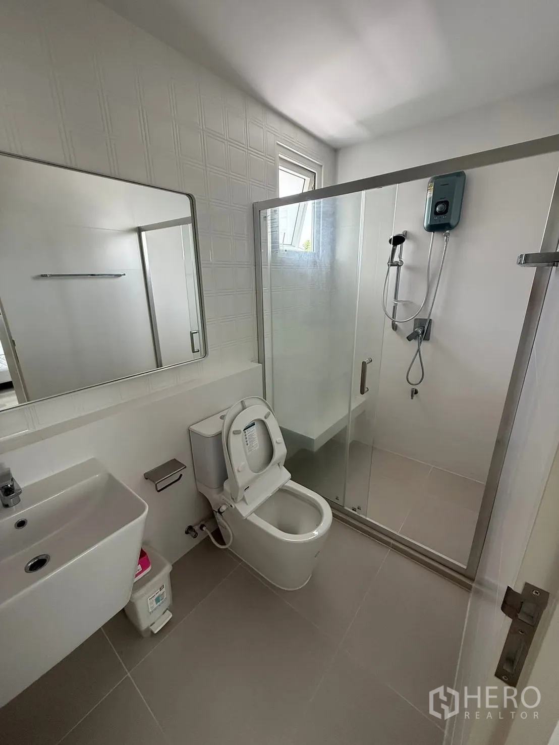 บ้านเดี่ยว for rent in Bang Phli, Samut Prakan - ห้องน้ำสมัยใหม่มีตู้กระจกอาบน้ำ โถสุขภัณฑ์ อ่างล้างหน้า และเครื่องทำน้ำอุ่น