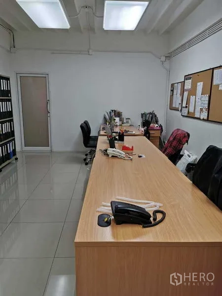 สำนักงาน ให้เช่าในHuai Khwang, Bangkok - ห้องทำงานโต๊ะยาว เก้าอี้ทำงาน และบอร์ดประกาศ.