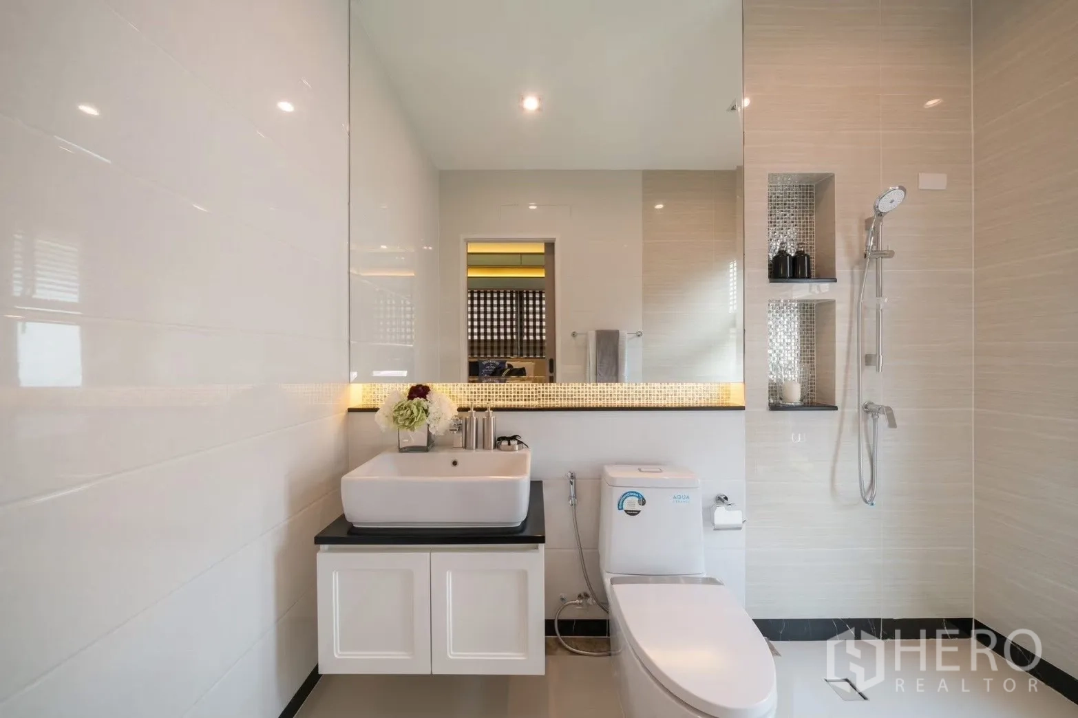 Detached House for rent in Prawet, Bangkok - Modern bathroom with walk-in shower, floating vanity and a wide mirror