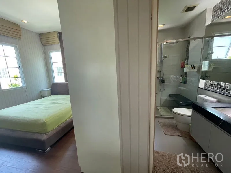 Detached House for rent in Bang Phli, Samut Prakan - Ensuite bathroom with glass-enclosed shower next to the bedroom.