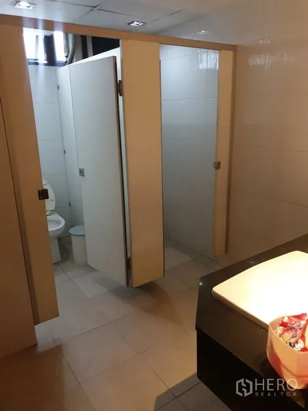 办公空间 出租 - 现代卫生间，瓷砖地面、独立隔间与洗手台