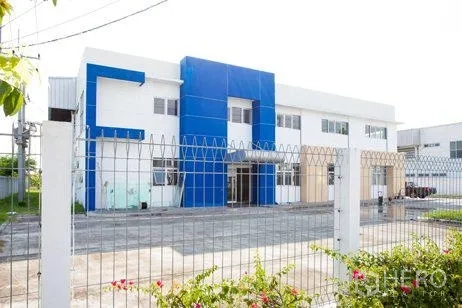 工厂 出租在Chachoengsao - 园区内两层行政办公楼，蓝色立面设计。