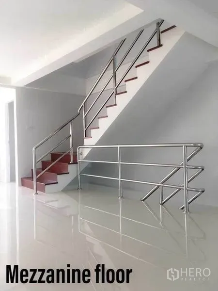 带办公室的家 出租在Min Buri, Bangkok - 现代家庭办公楼内的不锈钢栏杆楼梯通往夹层