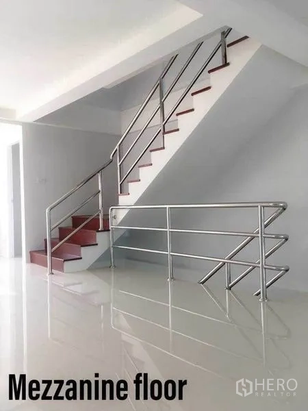 带办公室的家 出租在Min Buri, Bangkok - 现代家庭办公楼内的不锈钢栏杆楼梯通往夹层