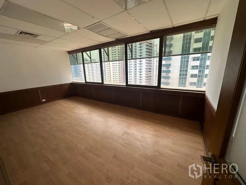 办公空间 出租在Watthana, Bangkok - 明亮转角办公室，大窗户俯瞰素坤逸城市景观。