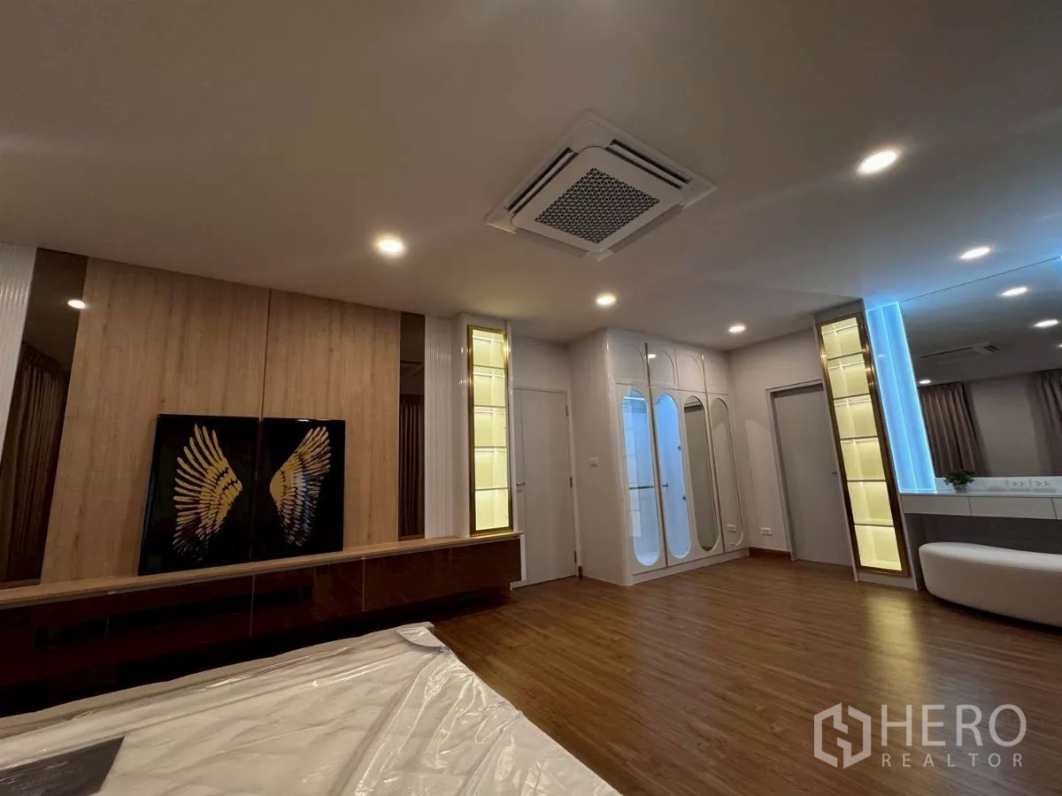 บ้าน ให้เช่าในBang Phli, Samut Prakan - อีกมุมของสวีทหลัก โชว์ตู้กระจกเงา ผนังตกแต่ง และไฟดาวน์ไลท์