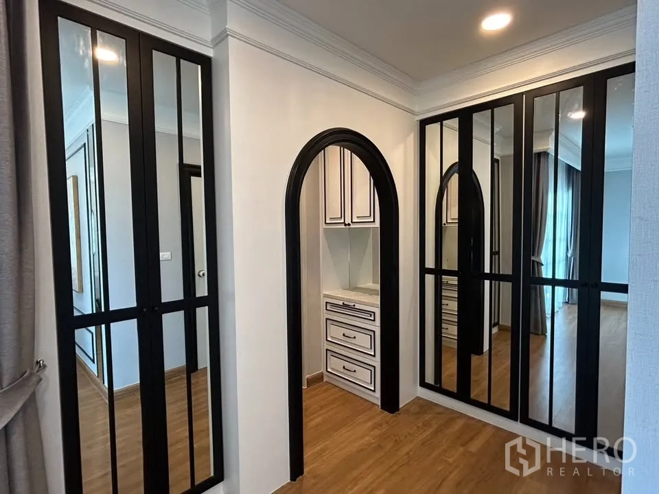 บ้านเดี่ยว for rent in Bang Phli, Samut Prakan - โถงวอล์กอินคลอเซ็ต บานตู้กระจกเต็มบาน พร้อมซุ้มประตูโค้งและมุมโต๊ะเครื่องแป้ง