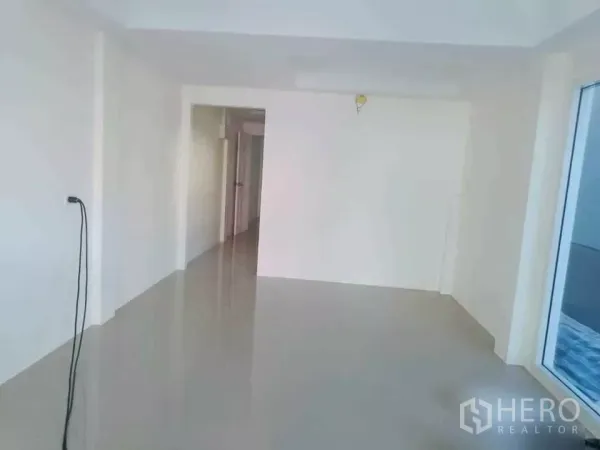 Home Office for rent in Bang Phli, Samut Prakan - Open-plan ground floor space with white walls and tiled flooring.