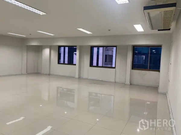 办公空间 出租在Bang Na, Bangkok - 多扇窗户的开放办公区，天花空调机与反光地面。
