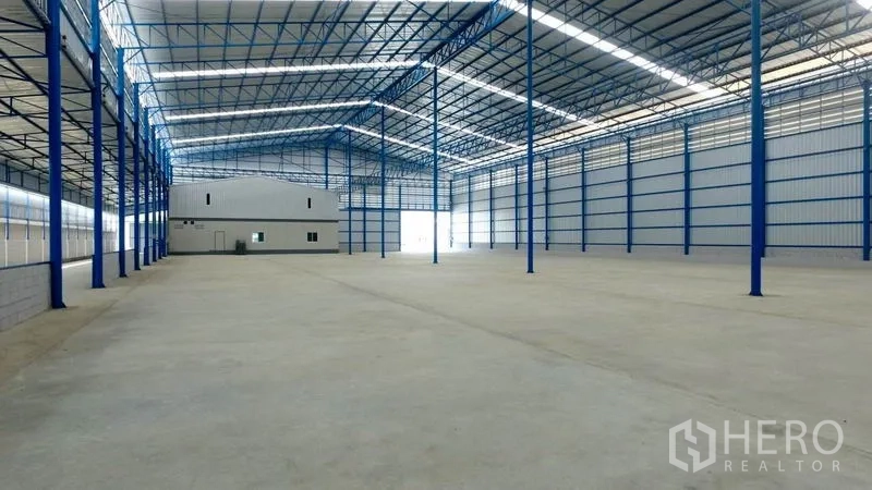 โรงงาน ให้เช่าในMueang Samut Sakhon, Samut Sakhon - มุมมองโกดังขนาดใหญ่ มีออฟฟิศปลายอาคารและช่องสำหรับโหลดสินค้า