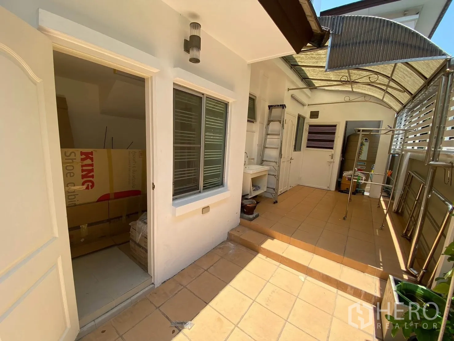 独栋房屋 for rent in Mueang Samut Prakan, Samut Prakan - 侧院服务区，带水槽与储物门，地面铺砖。