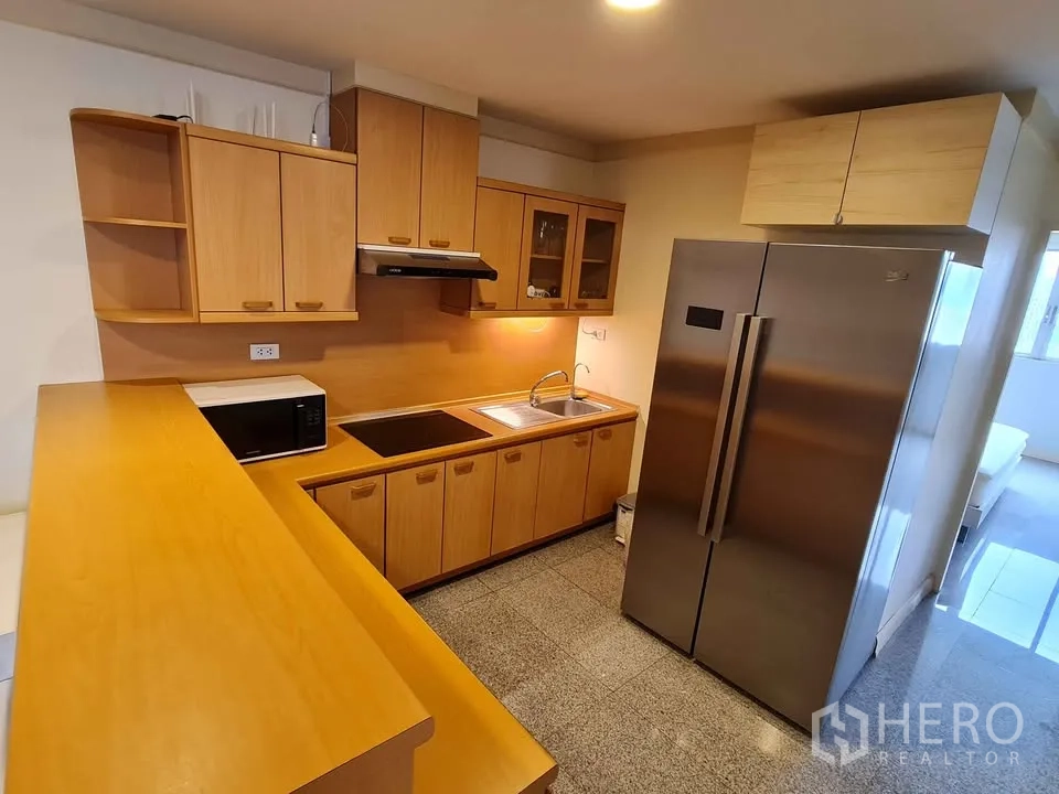 คอนโด for rent in Khlong Toei, Bangkok - ห้องซักล้างมีเครื่องซักผ้าและหน้าต่างกระจกโค้งรอบด้าน.