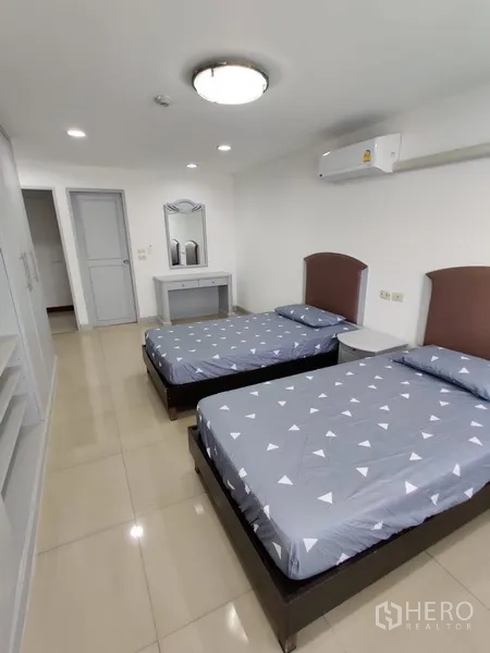 คอนโด ให้เช่าในWatthana, Bangkok - ห้องนอนเตียงเดี่ยวคู่อีกมุมหนึ่ง พร้อมโต๊ะเครื่องแป้ง เครื่องปรับอากาศ และที่เก็บของครบ