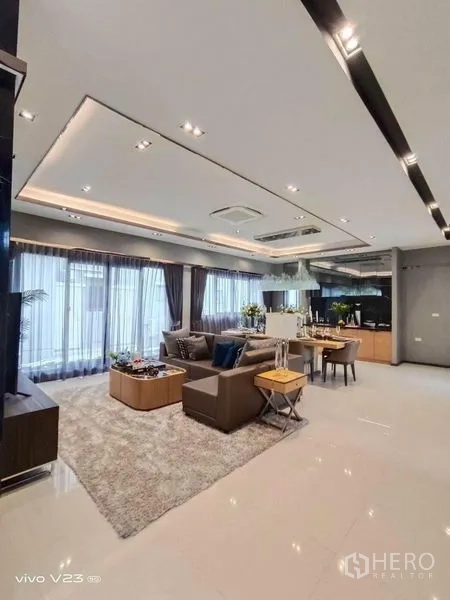 独立式住宅 出售在Wang Thonglang, Bangkok - 开放式客餐厅，层次吊顶与大面积窗户，空间通透。