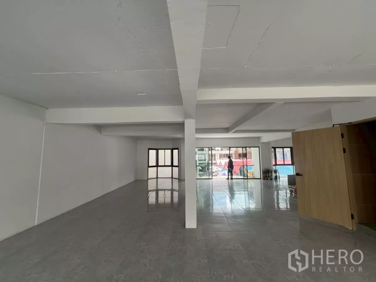 Retail Space for rent in Pathum Wan, Bangkok - Wide interior view of open retail floor with large glass frontage and balcony.