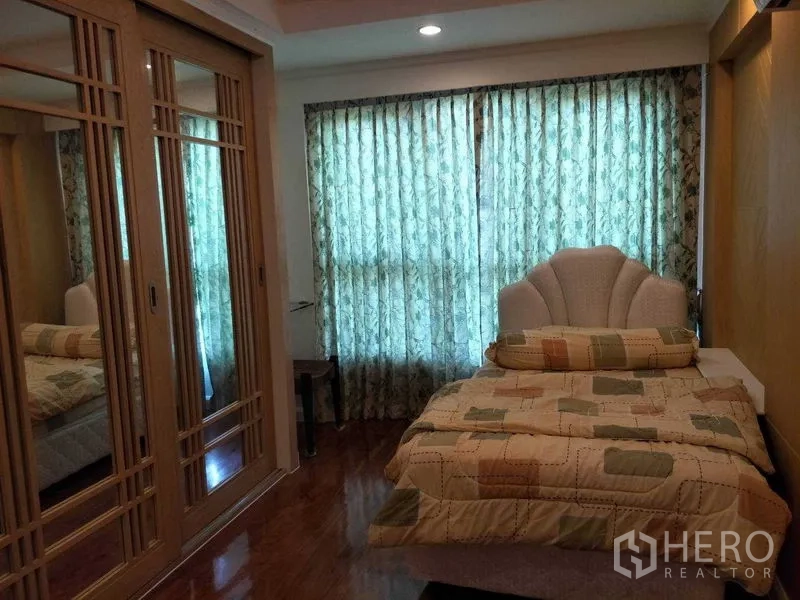 公寓 出租或出售在Watthana, Bangkok - 次卧配大窗帘与镜面推拉衣柜，采光温和。