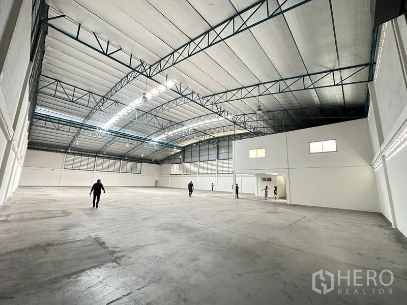โรงงาน ให้เช่าในSi Racha, Chon Buri - คลังสินค้าขนาดกว้างเพดานสูง มีสกายไลท์หลายจุด โครงเหล็ก และพื้นคอนกรีตเรียบ