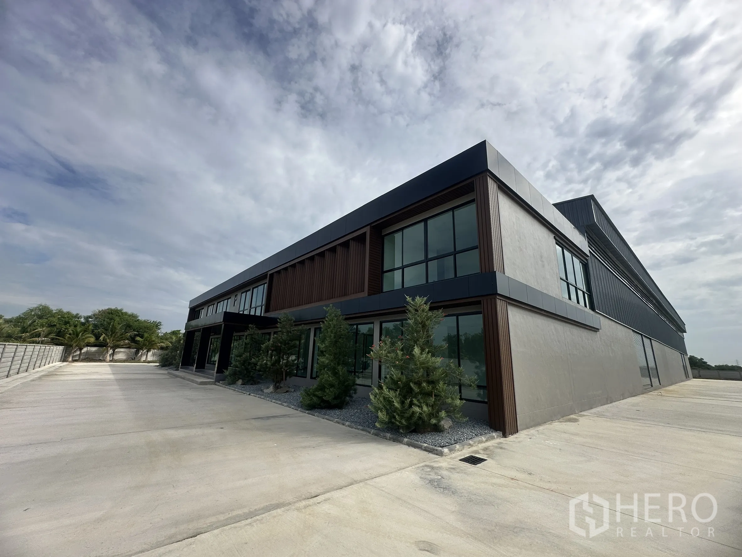 工厂 for rent or sale in Bang Len, Nakhon Pathom - 工厂与办公楼的斜角外观，金属覆层与大面积玻璃立面。
