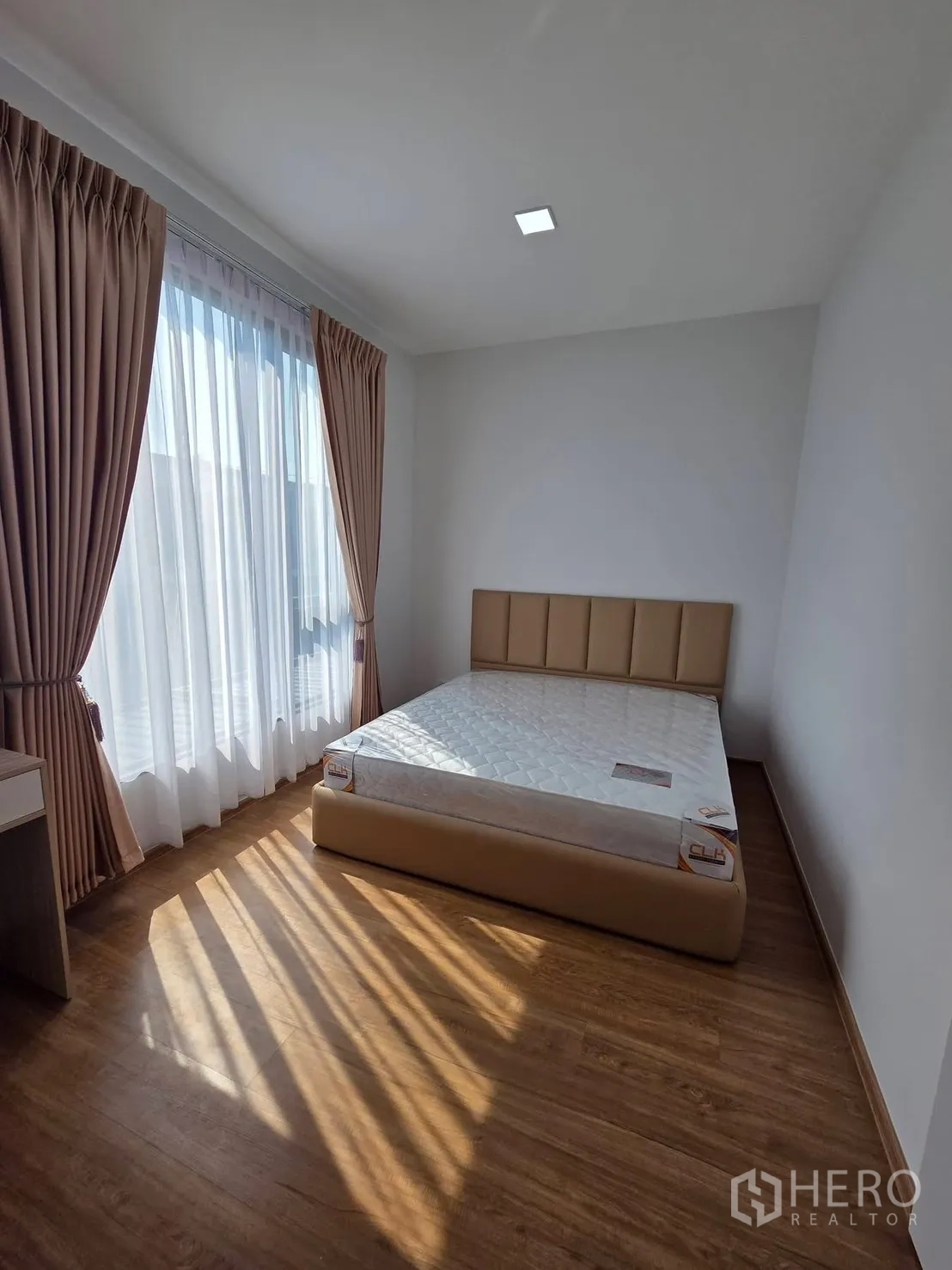 ทาวน์เฮาส์ for rent in Bang Phli, Samut Prakan - ห้องนอนหลักมีหน้าต่างบานใหญ่ ม่านโปร่งและทึบ และเตียงบุผ้านุ่ม