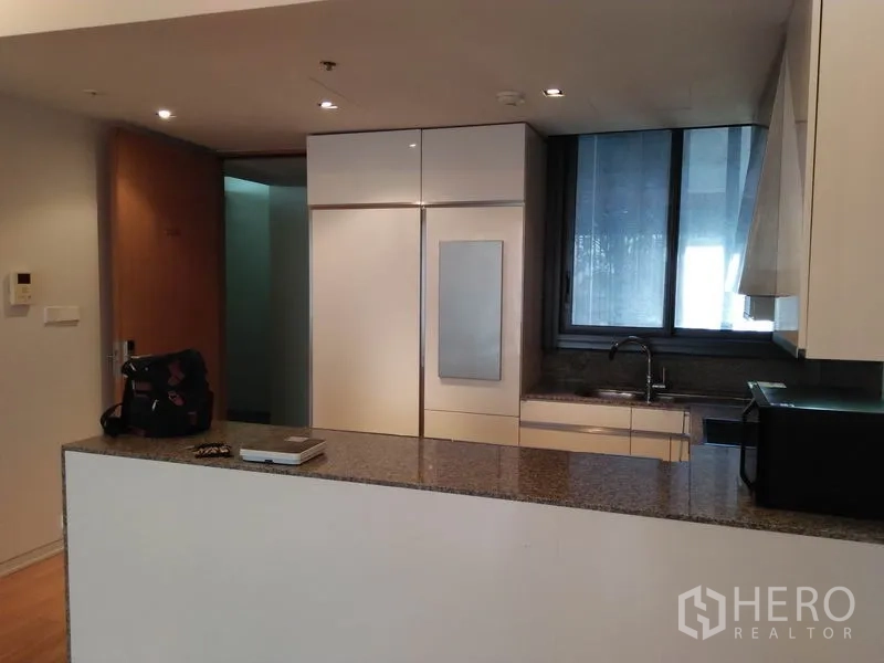 公寓 出租在Sathon, Bangkok - 现代厨房，花岗岩台面、嵌入式冰箱、水槽与窗户。