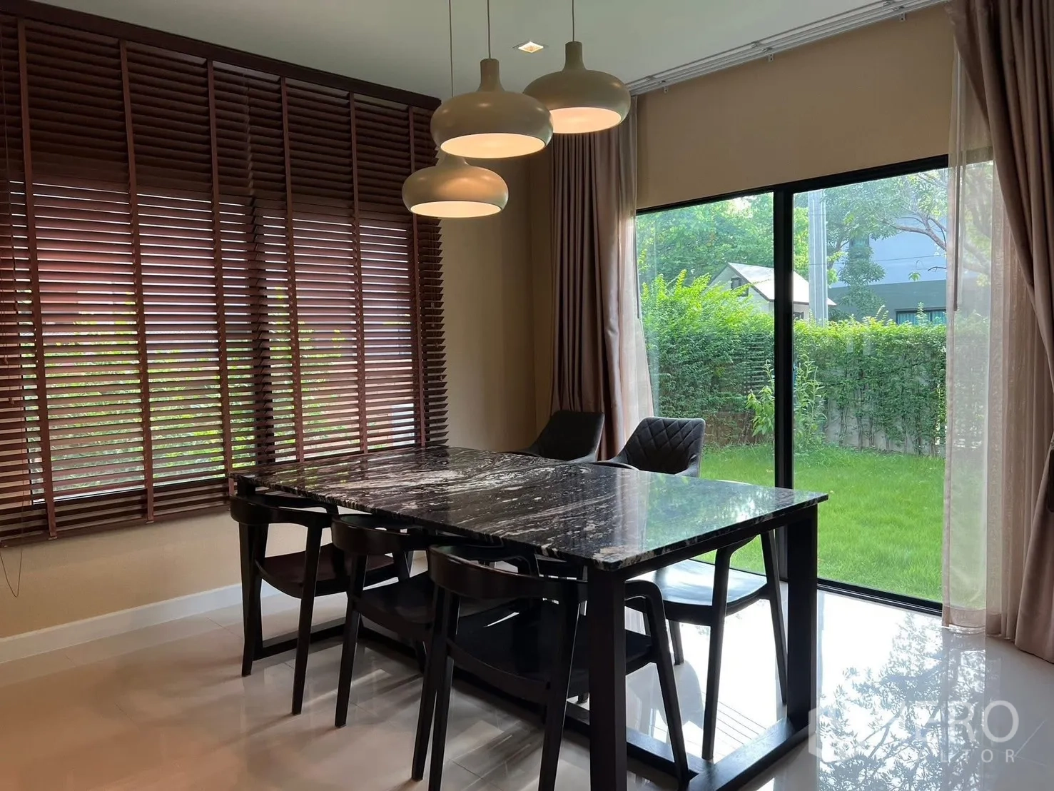 บ้าน ให้เช่าในBang Phli, Samut Prakan - โซนทานอาหารติดประตูกระจกบานเลื่อนไปยังสนามหญ้าและแนวรั้วต้นไม้