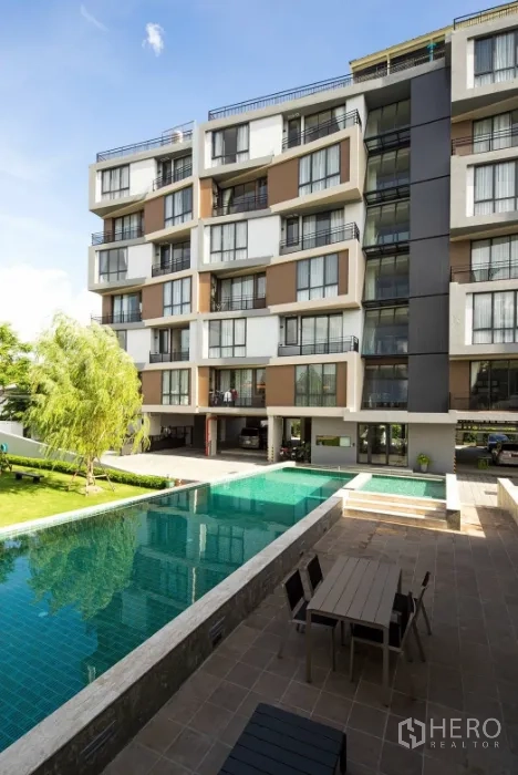 คอนโด ให้เช่าในWatthana, Bangkok - อาคารคอนโดโลว์ไรส์พร้อมสระว่ายน้ำทอดยาว ลานอาบแดด และสวนภูมิทัศน์