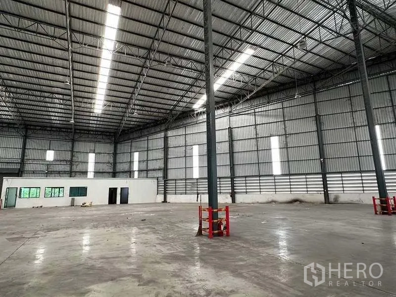 Warehouse for rent in Si Racha, Chon Buri - Open-plan warehouse floor with internal office block and skylights.