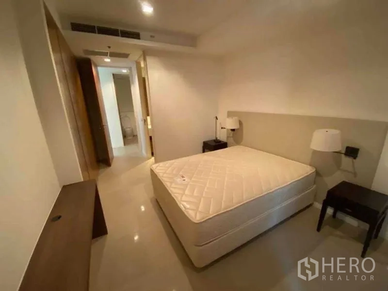 公寓 出租在Khlong San, Bangkok - 温馨卧室，配大床、床头柜和内置衣柜。